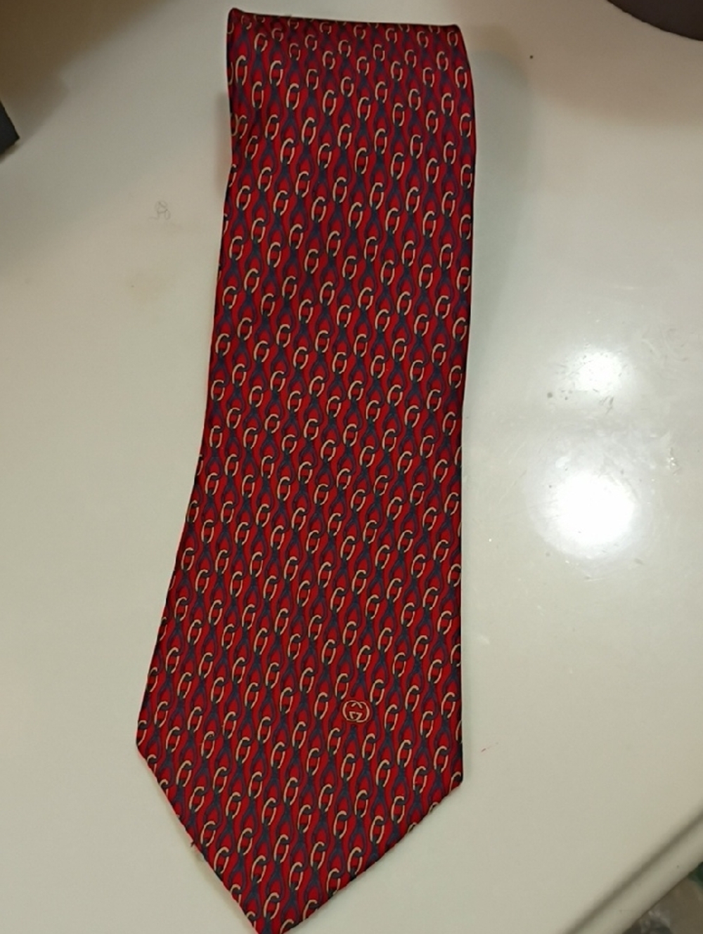 Gucci Red Tie with Blue Oval Motif - Picture 5 of 12